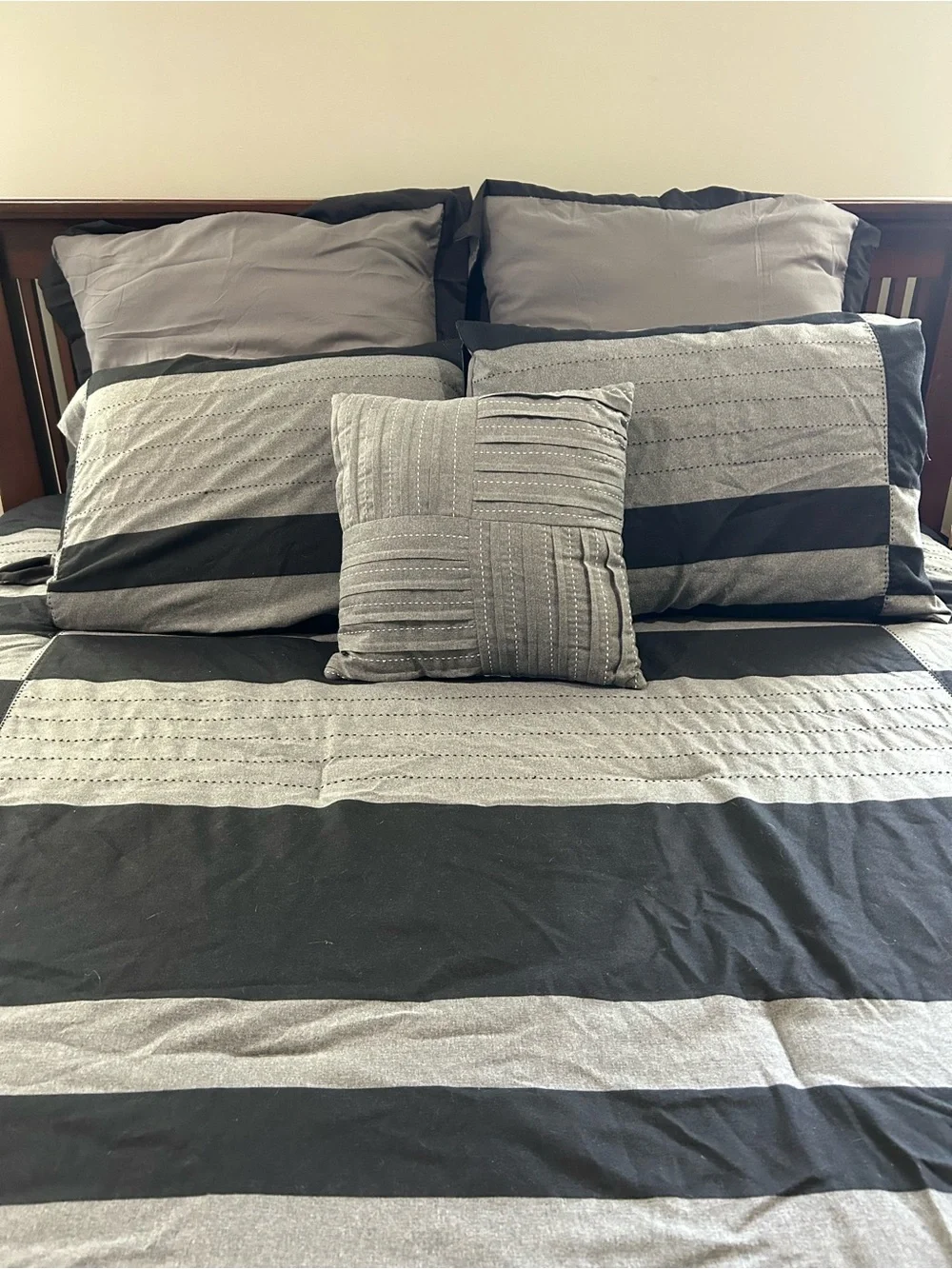 Queen Comforter Set – Black & Gray Bedding Set with Pillow Shams & Throw Pillow